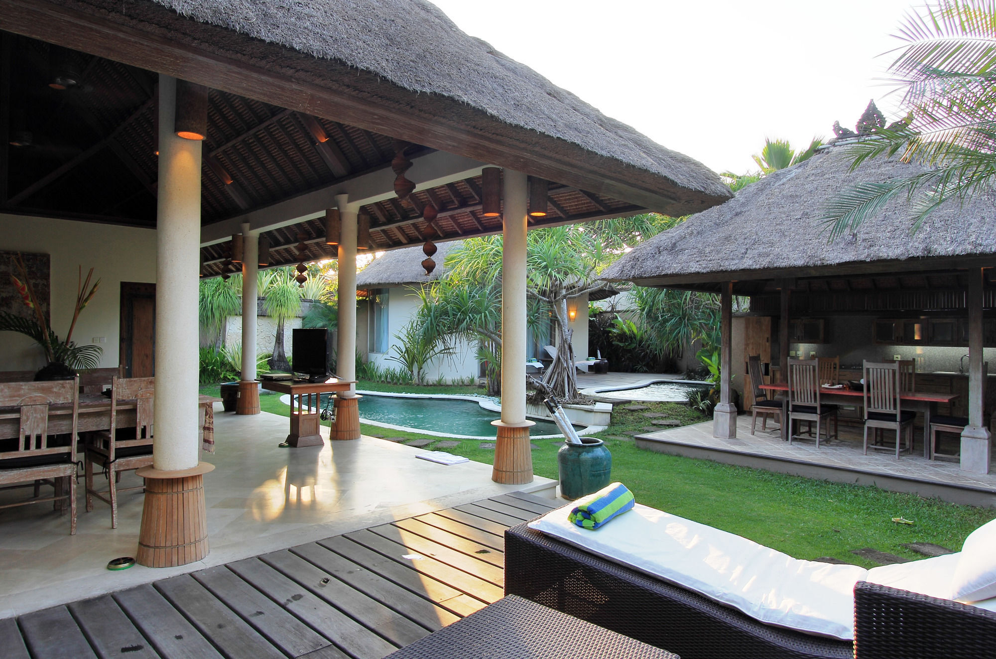 Villa Tirta Naga Bali Семиньяк Экстерьер фото
